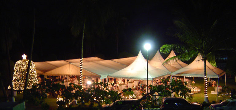 Evento nocturno con iluminación