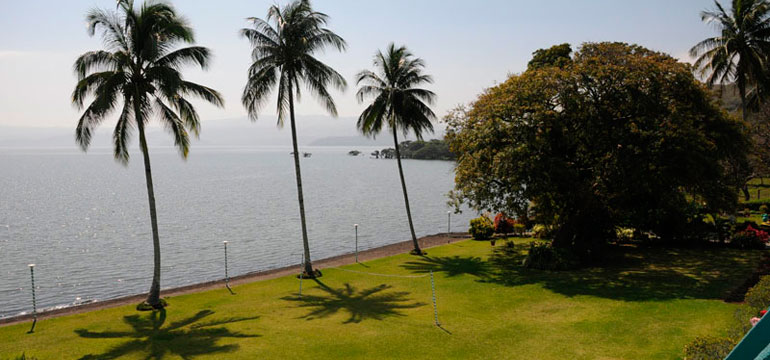 Vista al lago y jardín